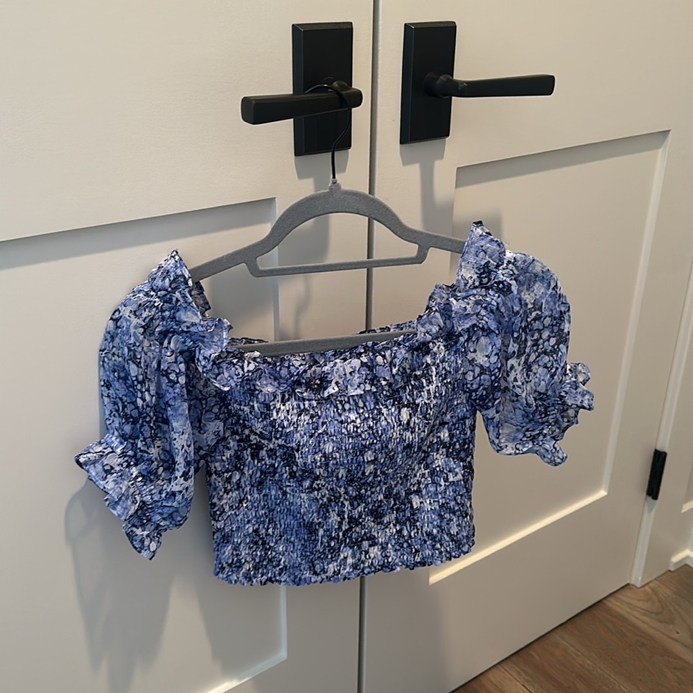 Super cute xs floral blouse from Express! Can be worn on or off the shoulder.